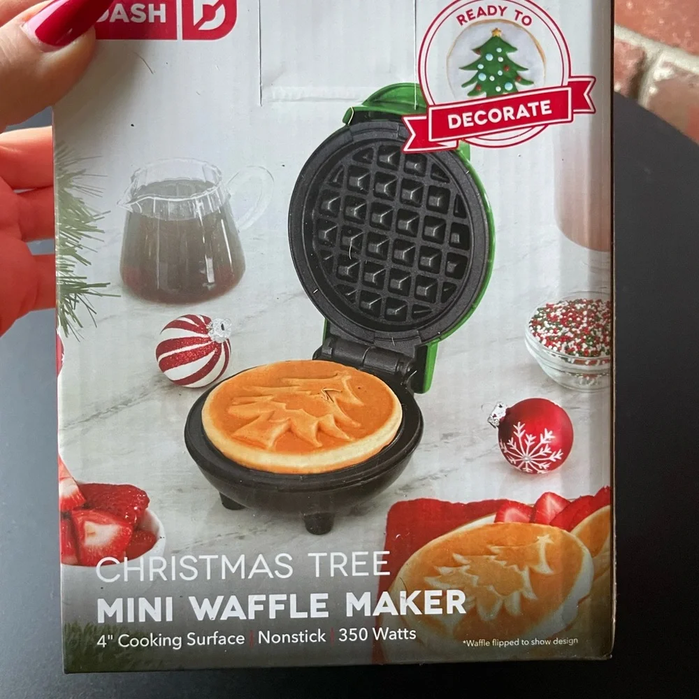 Dash Christmas tree mini waffle maker